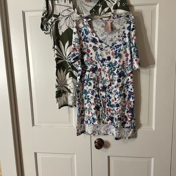 2 Philosophy Cotton V-Neck Tops - floral and green leaves NWOT - Picture 1 of 7